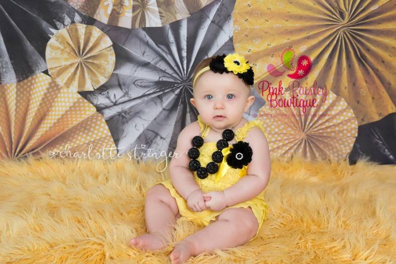 Baby Mädchen Bumble Been Geburtstag Outfit Spitzen-strampler, Haarband & Clip Set von Pinkpaisleybowtique