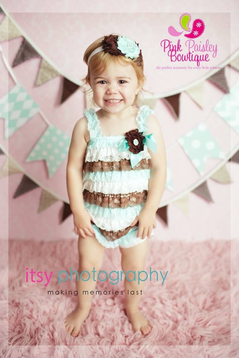 Baby Mädchen Rüschen Strampler Braun, Weiß & Aqua Spitzen Outfit von Pinkpaisleybowtique