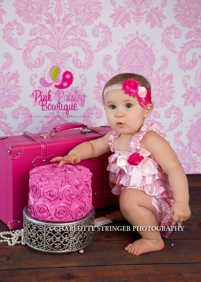 Rosa Satin Rüschen Romper Baby Mädchen Outfit, Stirnband & Clip von Pinkpaisleybowtique