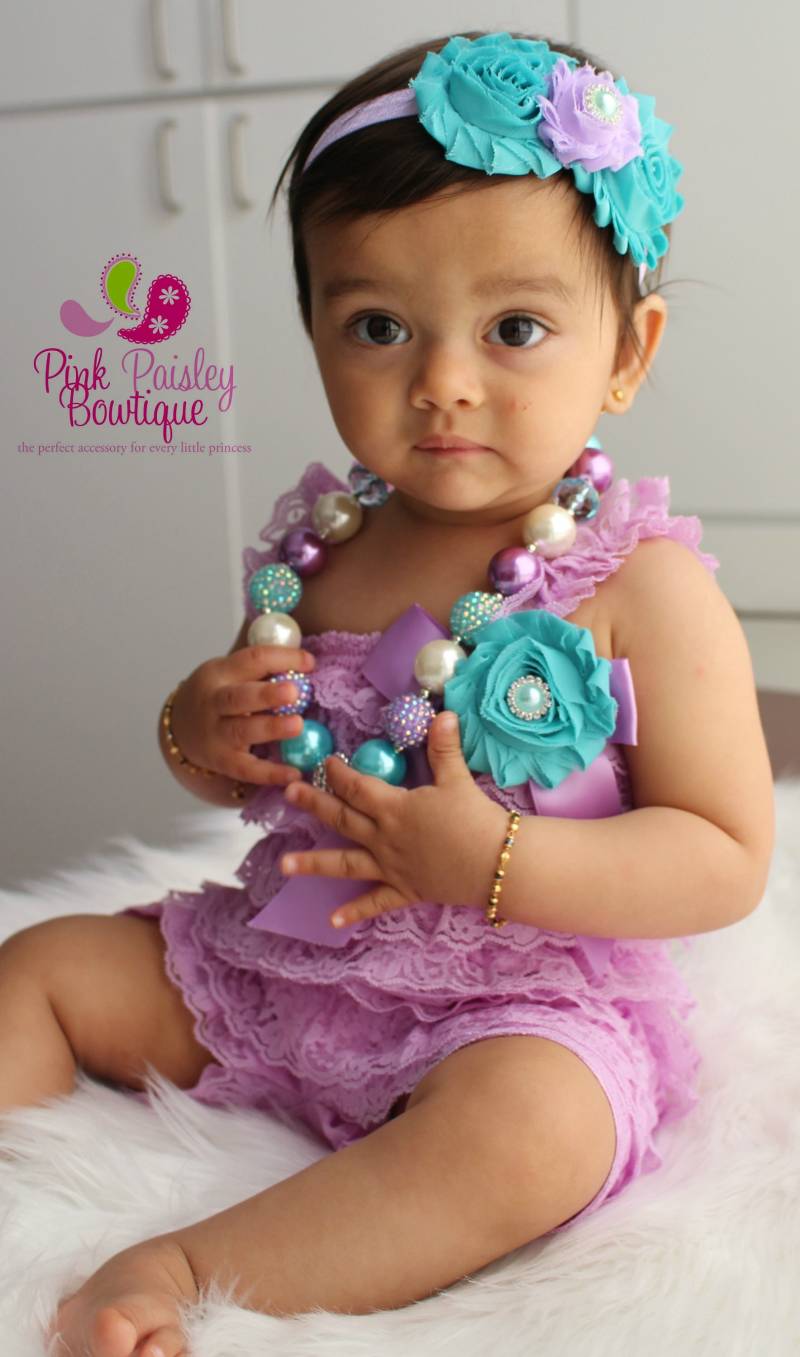 Lavendel Spitzen Baby Strampler Shabby Blumen Haarband, Geburtstag Outfit von Pinkpaisleybowtique
