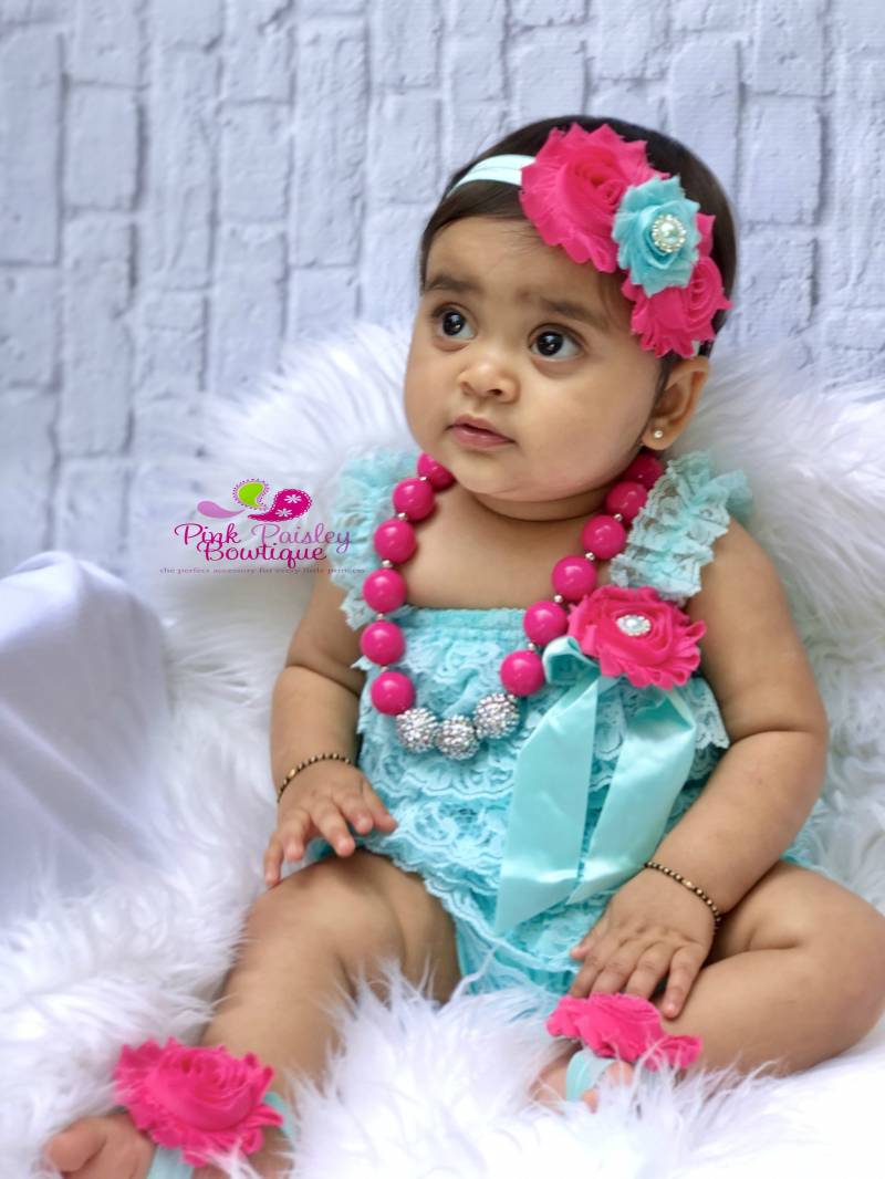 Aqua Lace Baby Strampler Set Pinkes Blumen Haarband, Halskette von Pinkpaisleybowtique