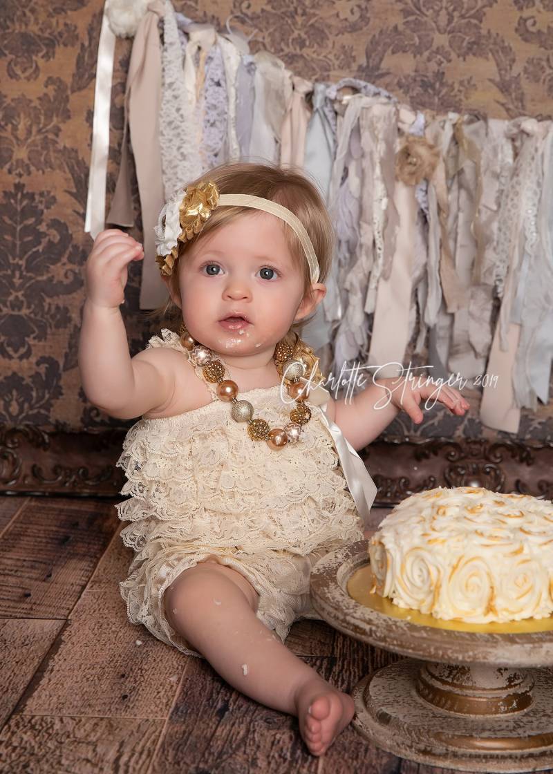 Baby Mädchen Strampler in Elfenbein Spitze Goldenes Blumen Haarband, Cake Smash Outfit von Pinkpaisleybowtique