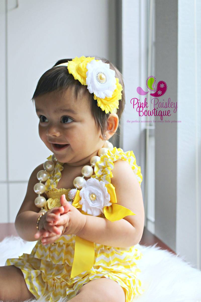 Gelber Rüschen Strampler Baby Geburtstags Outfit Mit Blumen Haarband von Pinkpaisleybowtique