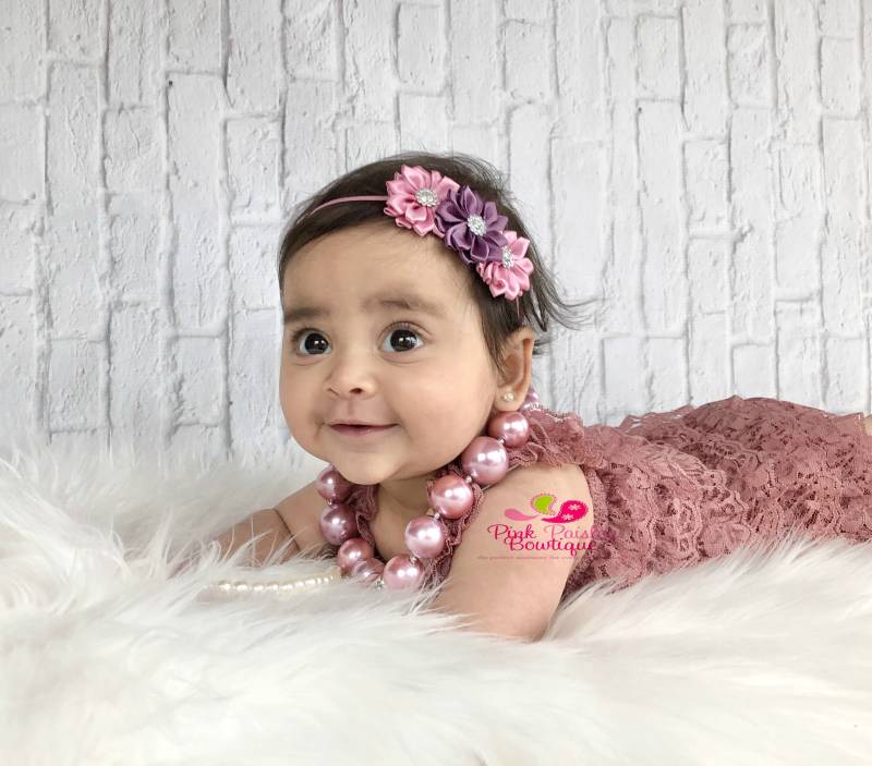 Rosa Spitze Baby Strampler Set Blumen Haarband, Cake Smash Outfit von Pinkpaisleybowtique