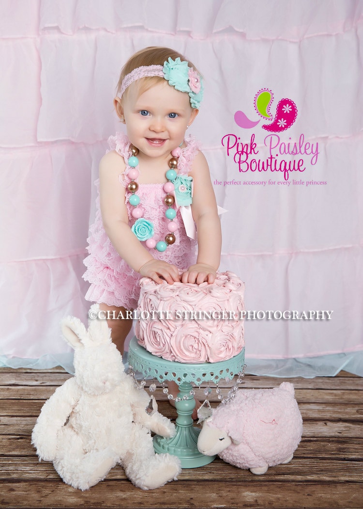 Baby Mädchen Cake Smash Outfit Rosa Spitzenstrampler, Stirnband & Halskette von Pinkpaisleybowtique
