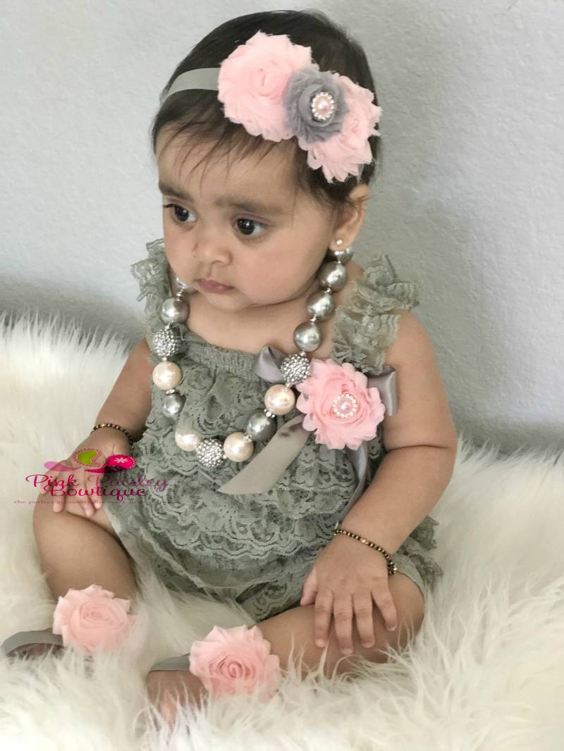 Baby Mädchen Cake Smash Outfit Grauer Spitzen-strampler, Blumen Haarband von Pinkpaisleybowtique
