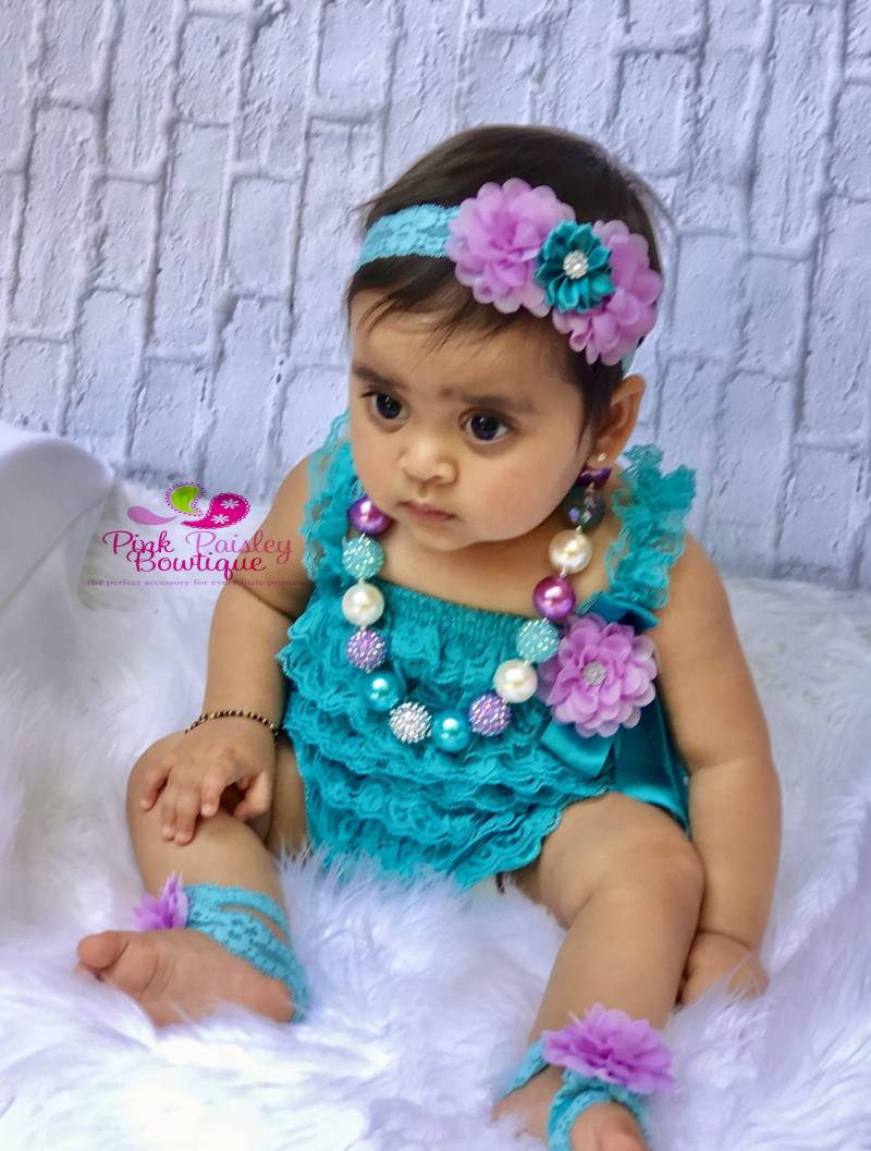 Türkiser Spitzen Strampler Lavendel Blumen Haarband, Cake Smash Outfit von Pinkpaisleybowtique