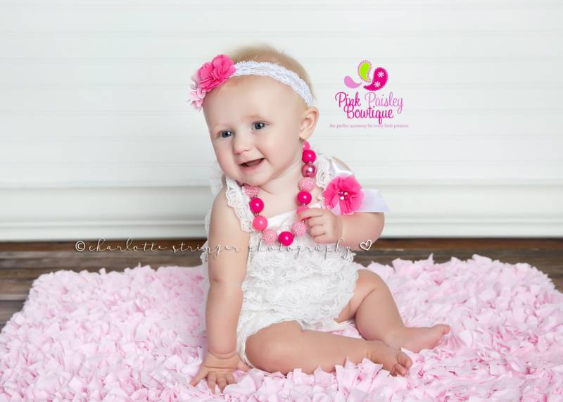 Cake Smash Outfit Rosa & Weißer Spitzenstrampler, Haarband Und Clip von Pinkpaisleybowtique