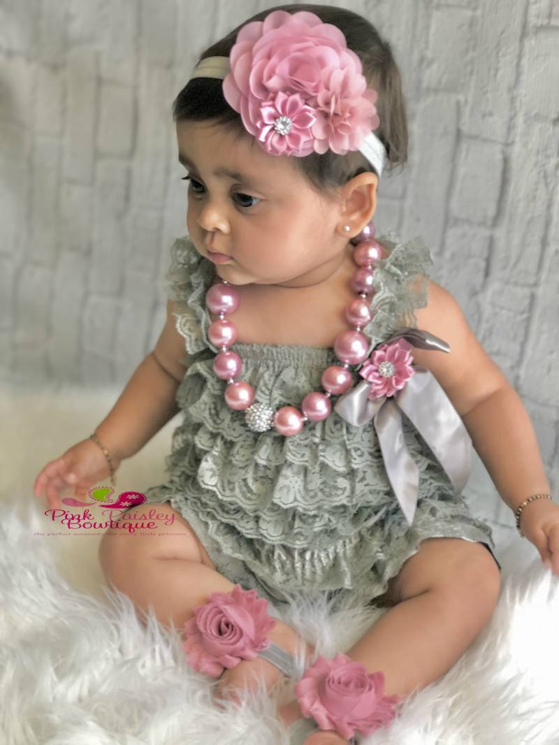 Baby Girl Cake Smash Outfit Grauer Spitzen-Strampler, Rosa Stirnband & Barfuß Sandalen von Pinkpaisleybowtique