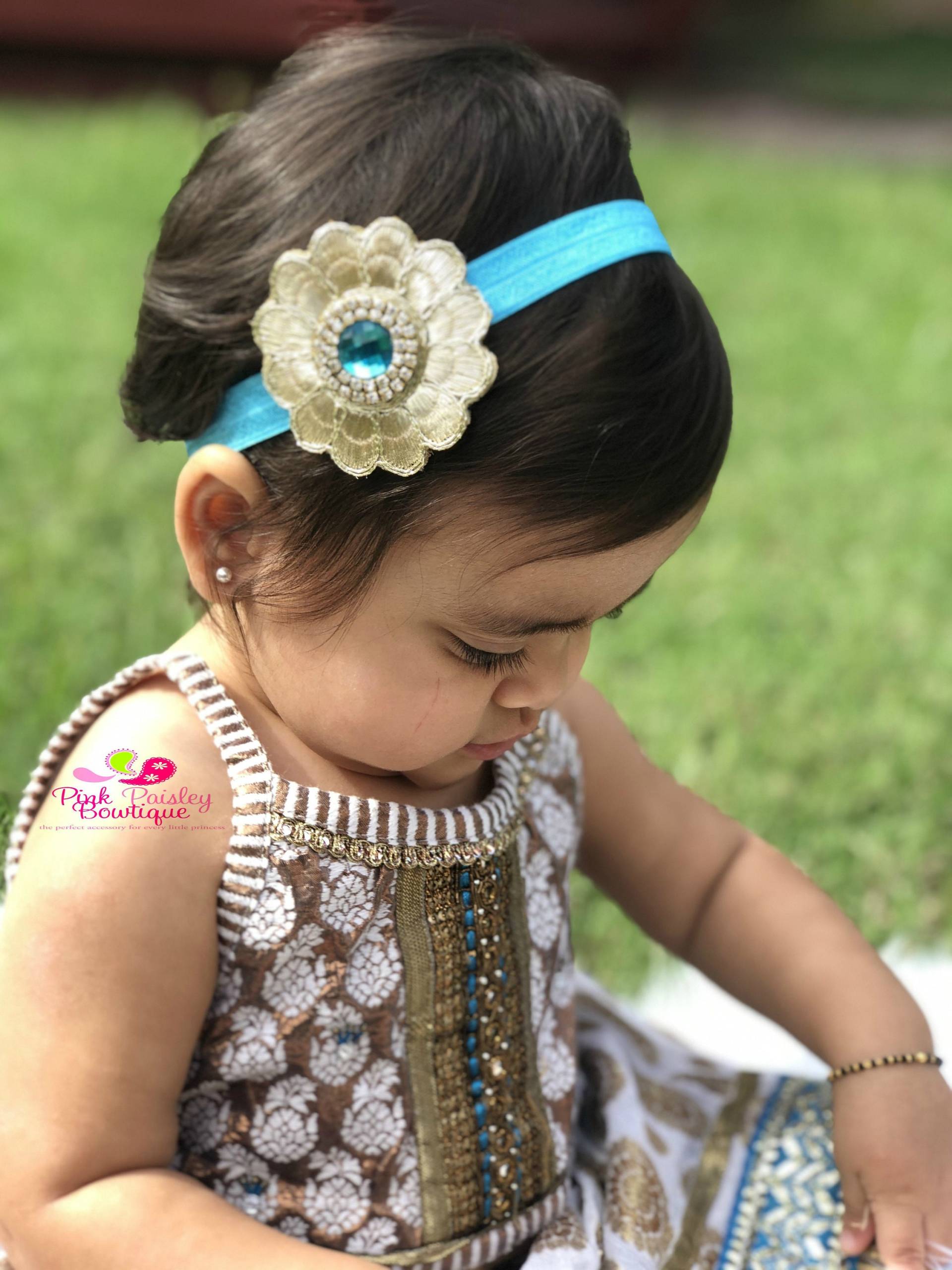 Gold Blumen Baby Stirnband Jeweled Säugling Mädchen Haar Accessoire Gold Blumen Baby Stirnband Jeweled Säugling Mädchen Haar Accessoire von Pinkpaisleybowtique