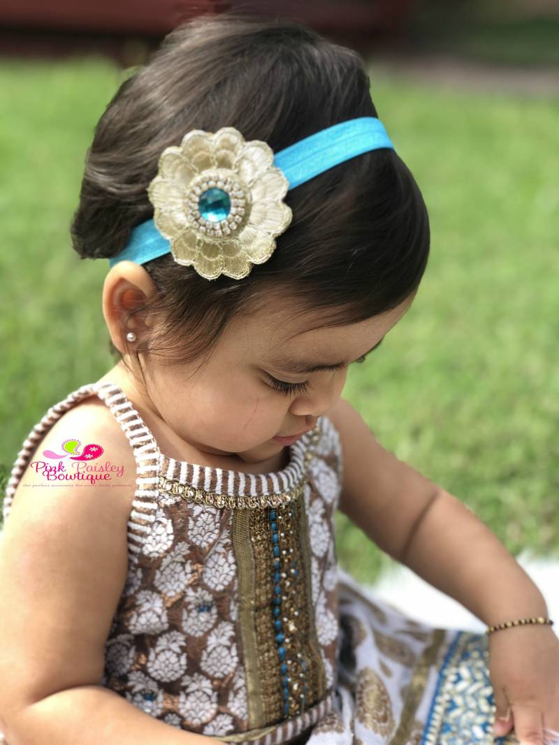 Gold Blumen Baby Stirnband Jeweled Säugling Mädchen Haar Accessoire Gold Blumen Baby Stirnband Jeweled Säugling Mädchen Haar Accessoire von Pinkpaisleybowtique