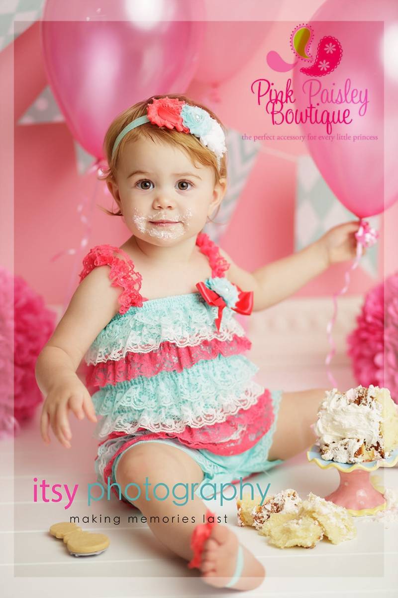 Koralle Baby Strampler Schäbiges Blumen Haarband, Erster Geburtstag Outfit von Pinkpaisleybowtique