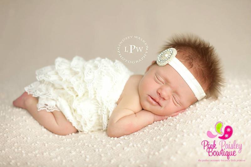 Neugeborenen Strampler Mit Perlen-Stirnband Tauf Outfit Neugeborenen Strampler Mit Perlen-Stirnband Tauf Outfit von Pinkpaisleybowtique