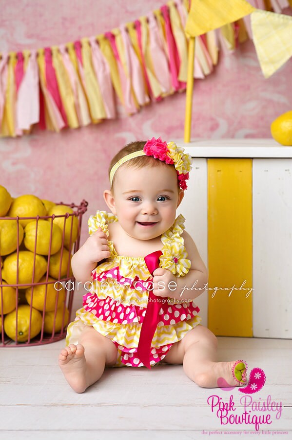 Pink Lemonade Strampler Baby Mädchen Geburtstags Outfit Mit Haarband von Pinkpaisleybowtique