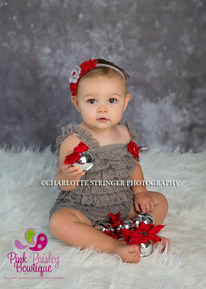 Spitzen Pettistrampler Grauer Rüschen Baby Outfit Mit Stirnband von Pinkpaisleybowtique