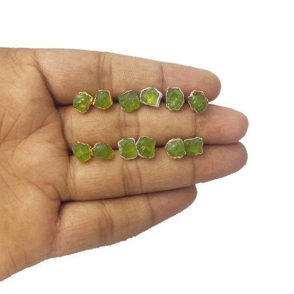 Peridot Rohe Ohrstecker - August Birthstone Ohrringe von Pinksquaredesign