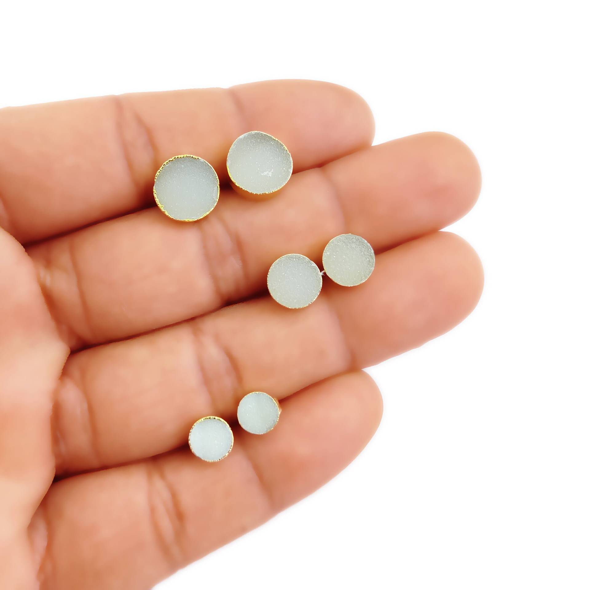 Weiß Druzy Runde Gold Galvanisierte Ohrstecker - Ohrring Bolzen Drusy Weiße Ohrringe von Pinksquaredesign