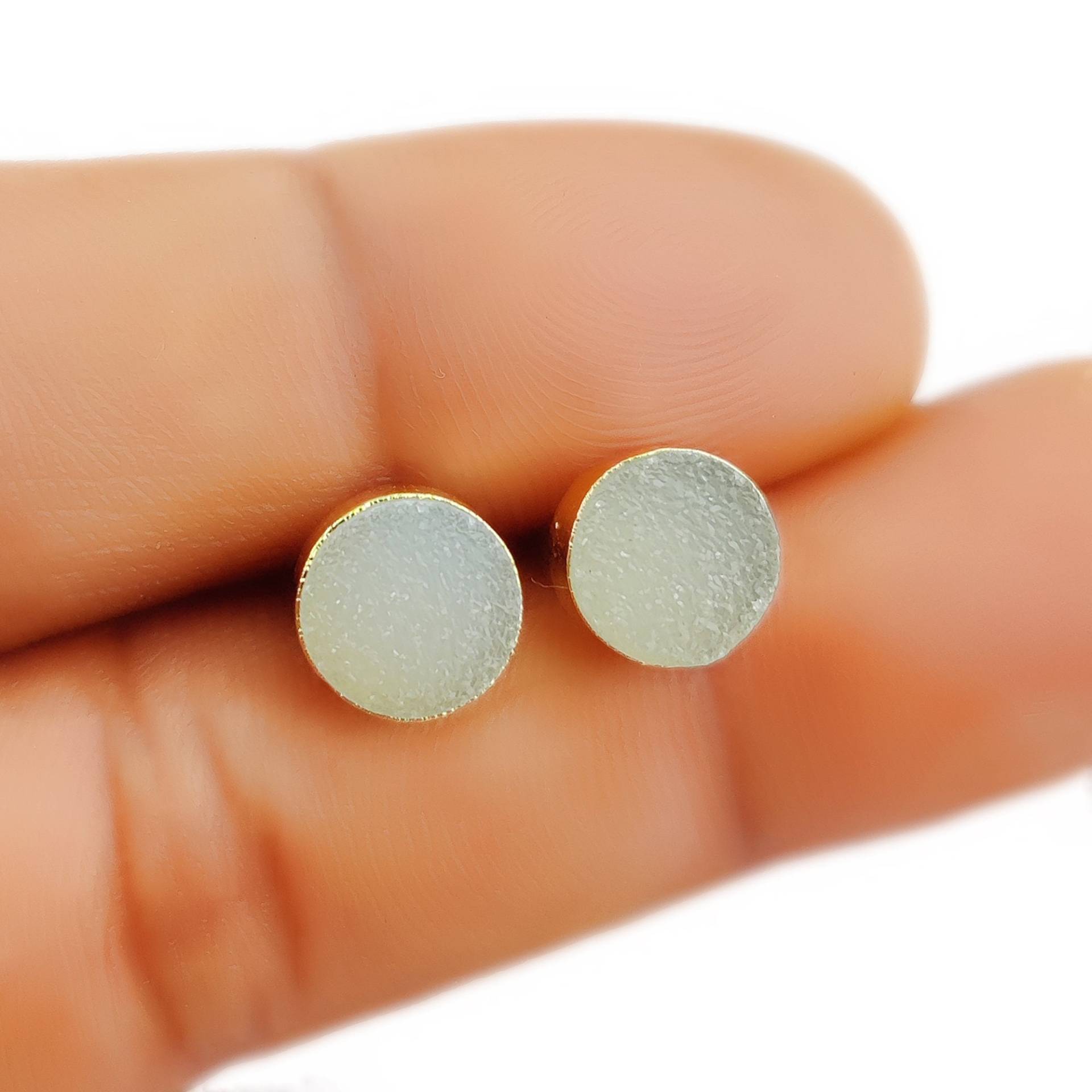 Weiße Druzy Runde 8mm Gold Galvanisierte Ohrstecker - Ohrring Bolzen Weiße Ohrringe von Pinksquaredesign