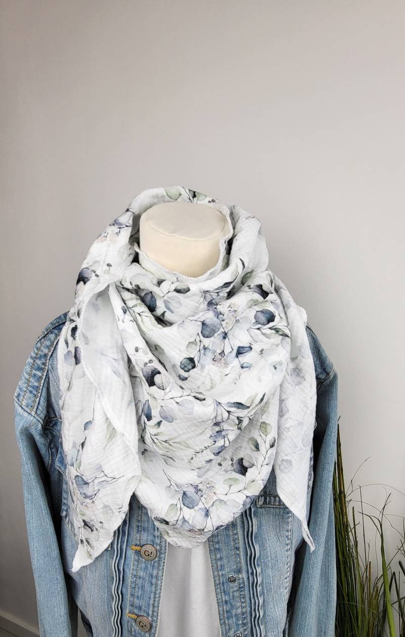 Musselintuch in Weiß Mit Eukalyptus Zweigen, Musselin Sommerkollketion, Leichtes Dreieckstuch, Musselinschal von PinkysWelt