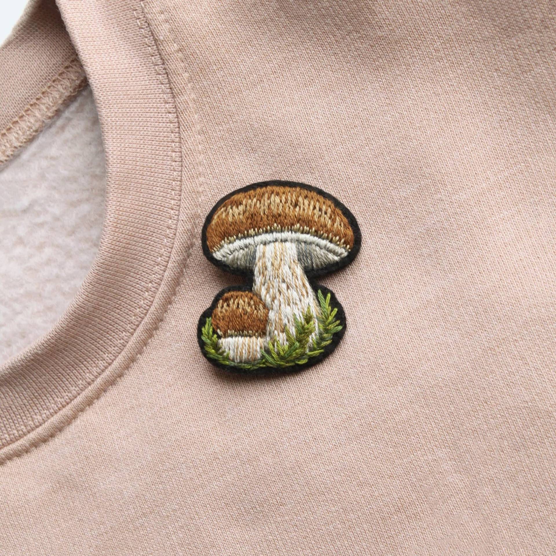 Pilz Stickerei Brosche, Brauner Anstecker, Handgenähter Pin, Stickerei, Wildtier Liebhaber Geschenk, Natur Geschenk von Pinnamon