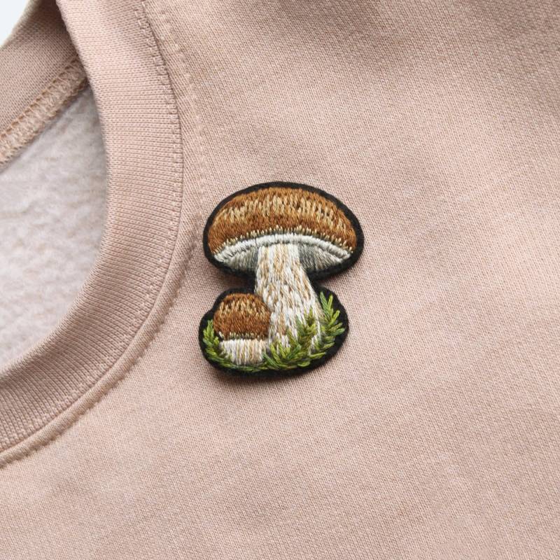Pilz Stickerei Brosche, Brauner Anstecker, Handgenähter Pin, Stickerei, Wildtier Liebhaber Geschenk, Natur Geschenk von Pinnamon