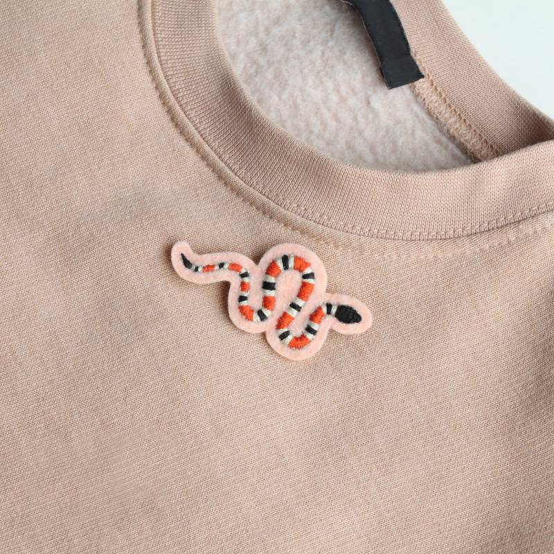 Rot Schwarz Weiß Schlange Pin, Brosche, Hand Genäht Anstecker, Koralle Gestickte Gesticktes Geschenk, Schlange-Liebhaber-Geschenk von Pinnamon