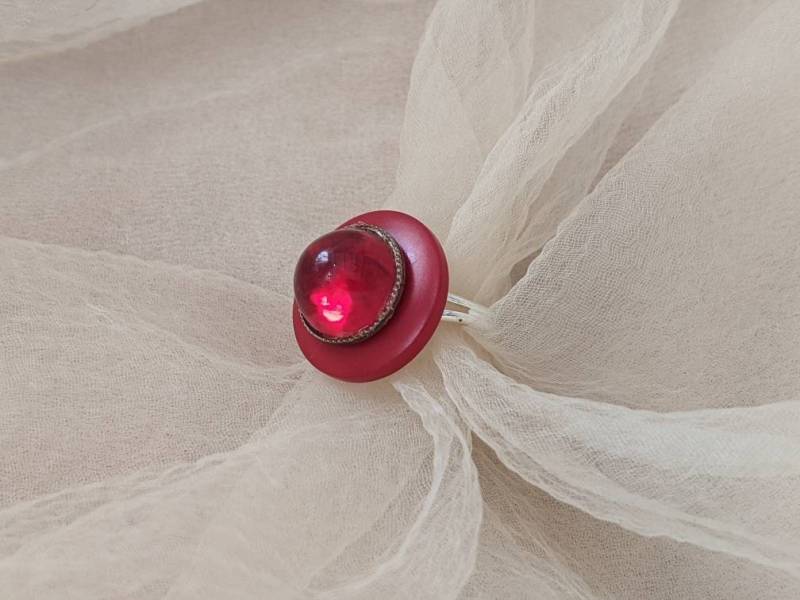 Handgemachter Lucite Knopf Vintage Rot Mauve Violett Versilbert Cocktail Ring Vampir Blut Goth Gothik Runde Formelle Party Kostüm von PinoMagic