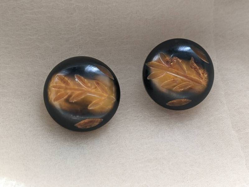 Vintage Catalin Bakelit Geschnitzt Blatt Stiel Schwarz Gelb Clip On Button Ohrringe Retro Kunststoff Art Deco Funky Mod Kostüm Leicht von PinoMagic