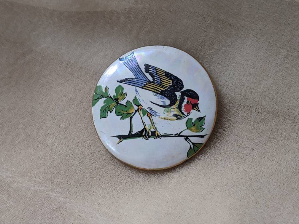 Vintage Weißer Porzellan Messing Vogel Runder Knopf Pin Brosche Hochzeit Etwas Altes Braut Muttertagsgeschenk von PinoMagic