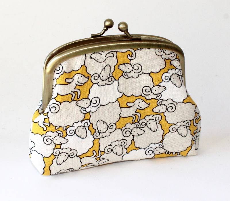 Doppelrahmen Geldbörse. 3 Teilige Geldbörse in Gelb Mit Weißem Schaf Und Hund von PinotByLyn