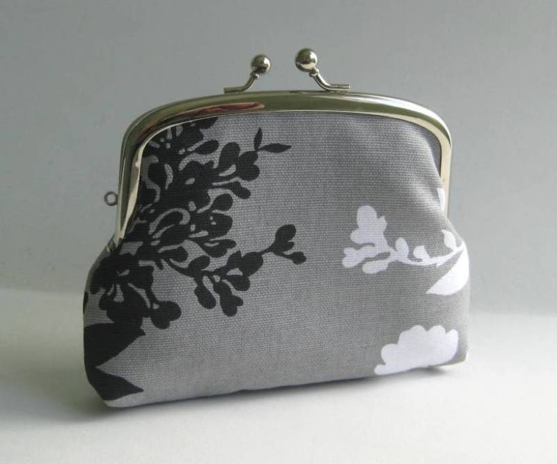 Double Frame Geldbörse Graue Zweigblüten, 3 Fach von PinotByLyn