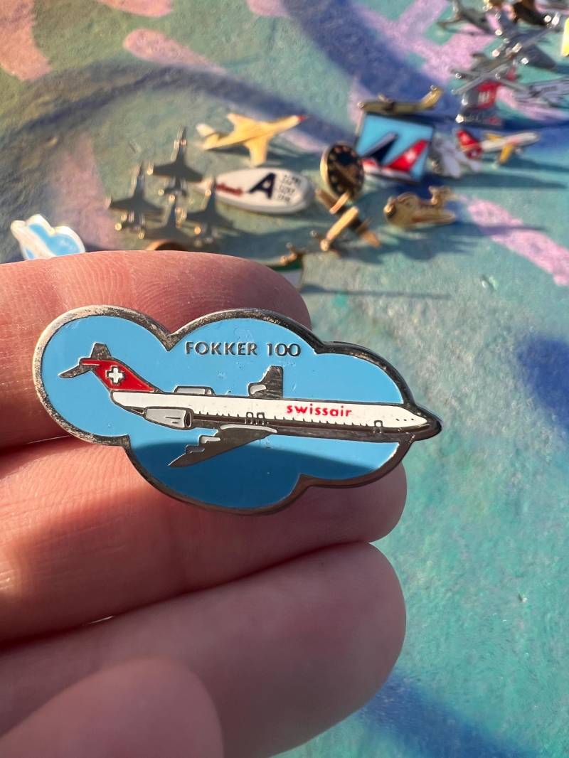 Schweizer Air Fokker 100 Flugzeug Emaille Pin Flieger Geschenk Für Piloten von PinsAndSins