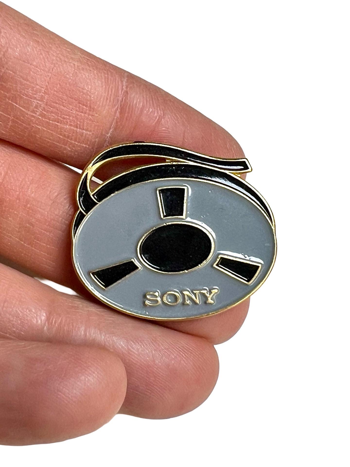 Sony Tapecorder Reel Anstecknadel Retro Tech Fan Geschenk von PinsAndSins