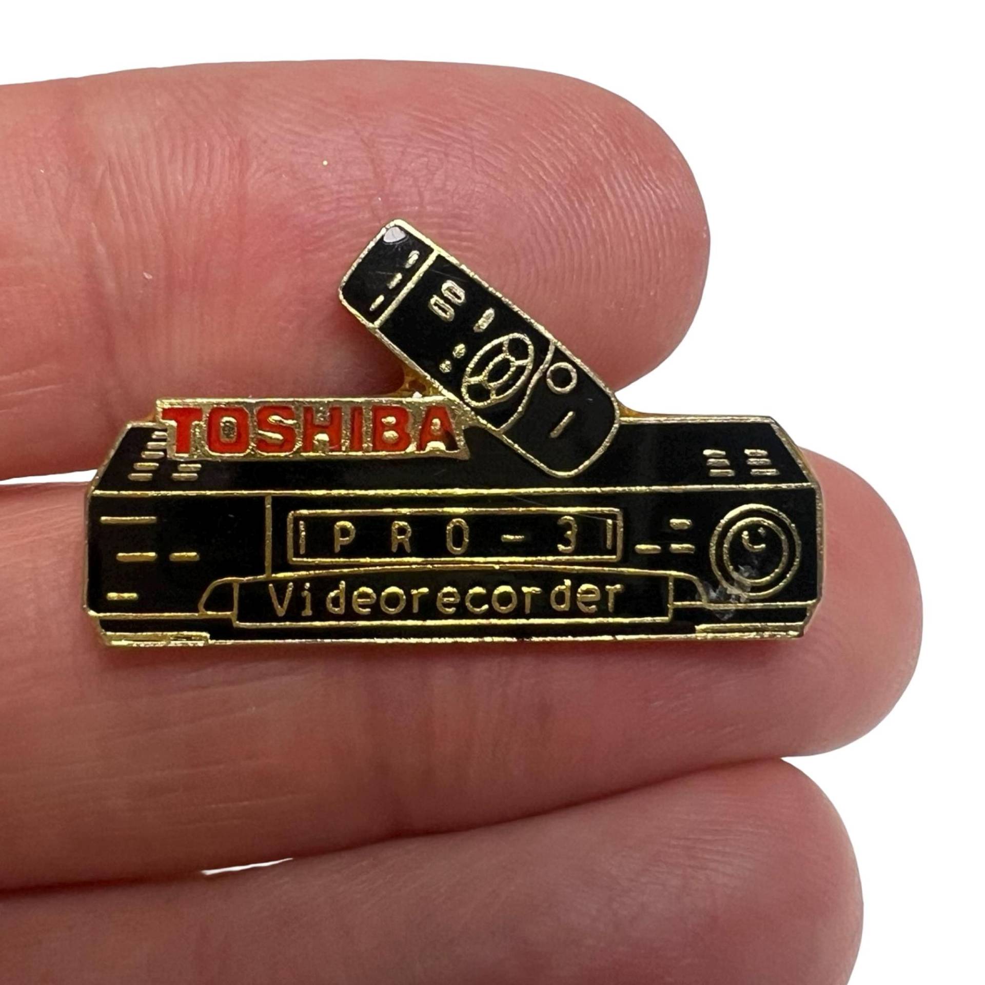Toshiba Videorecorder Anstecknadel, Vintage Y2K Technologie Geschenk von PinsAndSins