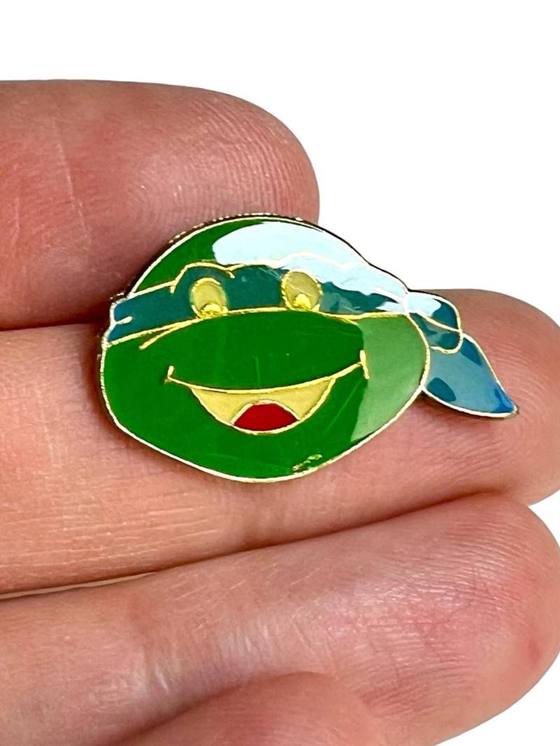 True Vintage Leonardo Pin 1990 Tmnt Memorabilia Badge Classic Cartoons 90S Button von PinsAndSins