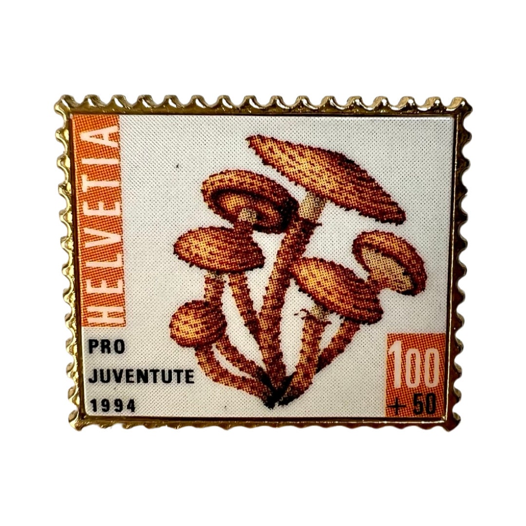 True Vintage Schweizer Post Stempel Pin, Helvetia Briefmarke 1994, Tragbare Briefmarke, Schweiz Briefmarken Sammlung, Geschenk Sammler, Pilz von PinsAndSins