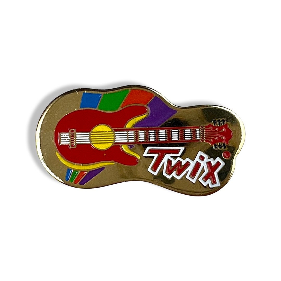 Vintage 1993 Twix Gitarren Emaille Pin 90Er Jahre Nostalgie von PinsAndSins