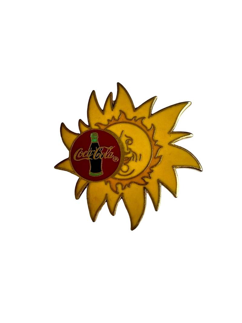 Vintage Coca Cola Gelbe Sonne Pin, Abzeichen Pinback Button 1997 von PinsAndSins