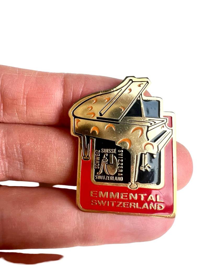 Vintage Emmentaler Schweiz Anstecknadel Käsereibe von PinsAndSins