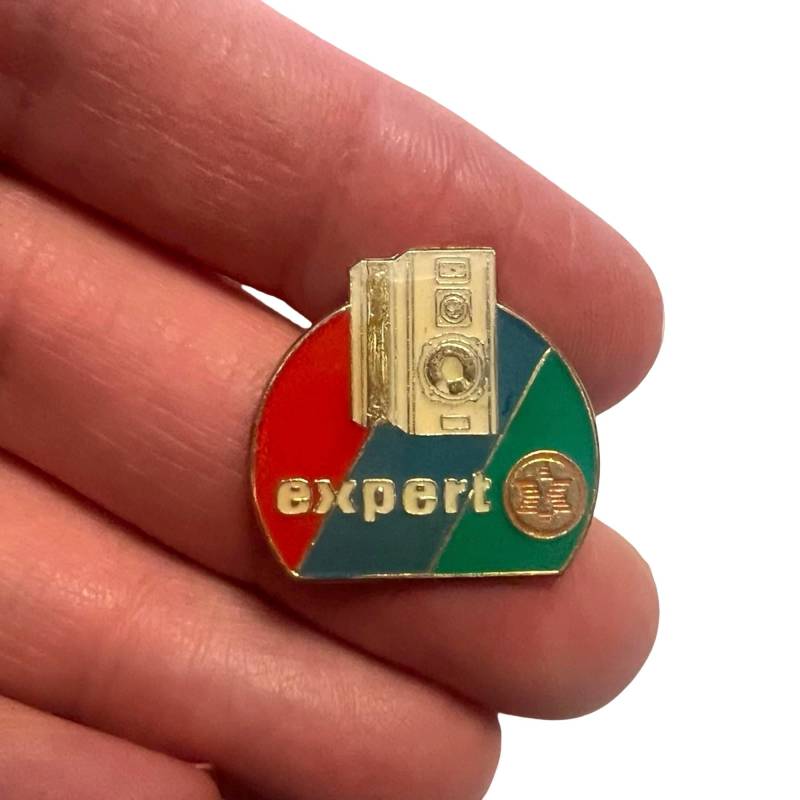 Vintage Kamera Pin Retro Geschenk Für Fotograf 80Er 90Er Jahre Technik Badge Stocking Filler von PinsAndSins