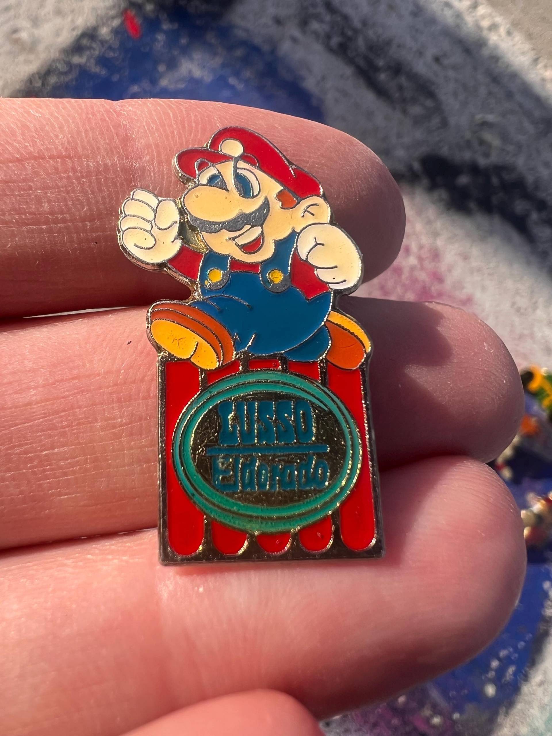 Vintage Mario Lusso Elderado Pin Nintendo Sammlerstück, 1994 von PinsAndSins
