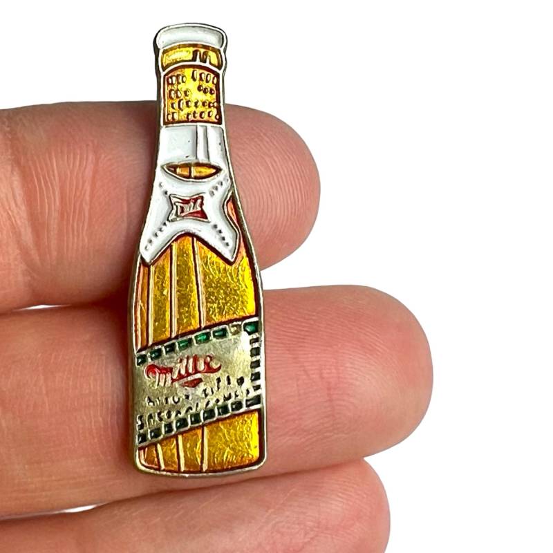 Vintage Miller Beer Flasche Anstecker Trinkt Anstecknadel Vintage Miller Beer Flasche Anstecker Trinkt Anstecknadel von PinsAndSins