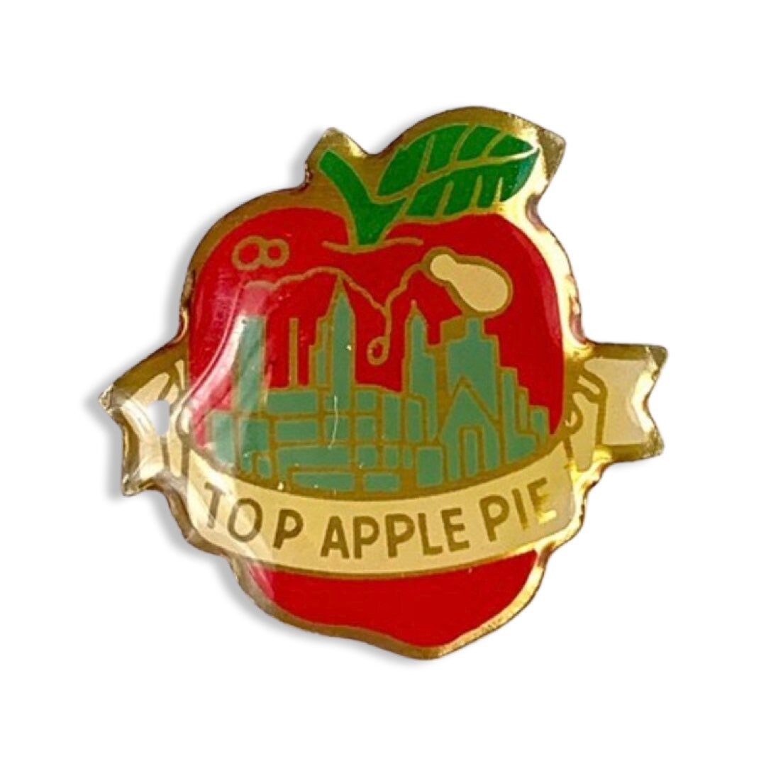 Vintage New York Anstecknadel "Top Apple Pie' von PinsAndSins