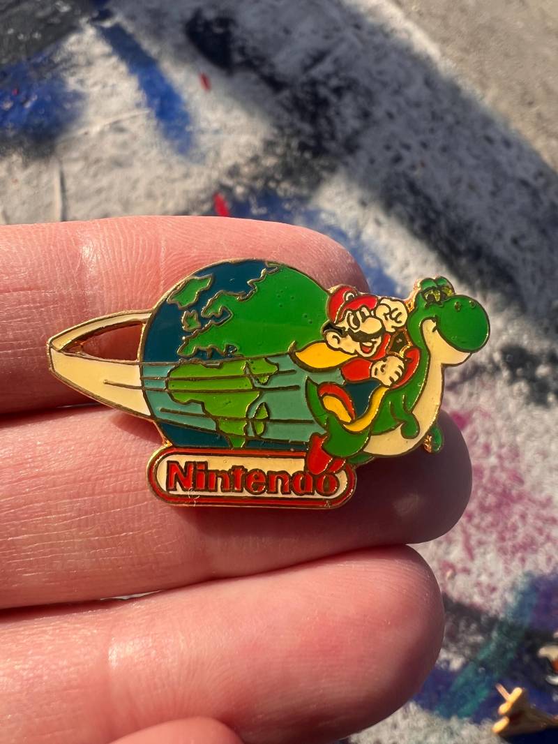 Vintage Nintendo Mario & Yoshi World Emaille Pin | Retro Gaming Erinnerungsstücke von PinsAndSins