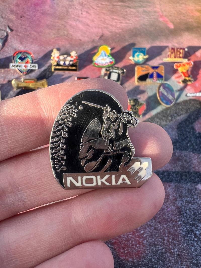 Vintage Nokia Handy Ad Pin 90Er Jahre Retro Y2K Technik Accessoire von PinsAndSins
