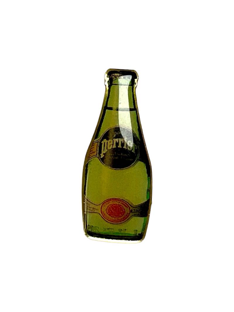 Vintage Perrier Flasche Emaille Pin Retro Werbung Sammlerstück von PinsAndSins