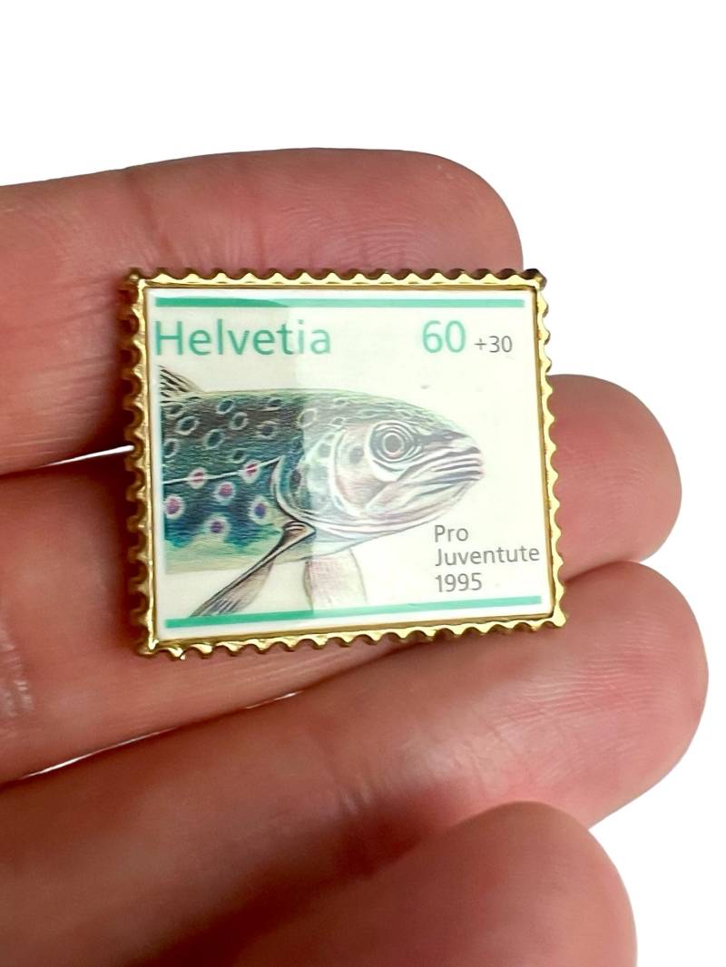Vintage Schweizer Post Briefmarke Anstecker 1995 Fisch Emaille Anstecker von PinsAndSins