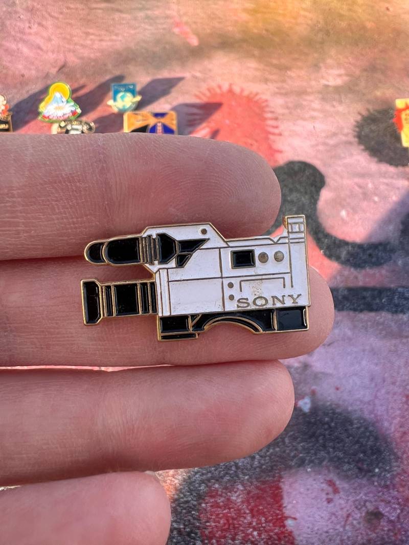 Vintage Sony Camorder Pin, Retro Tech Abzeichen Geschenk von PinsAndSins
