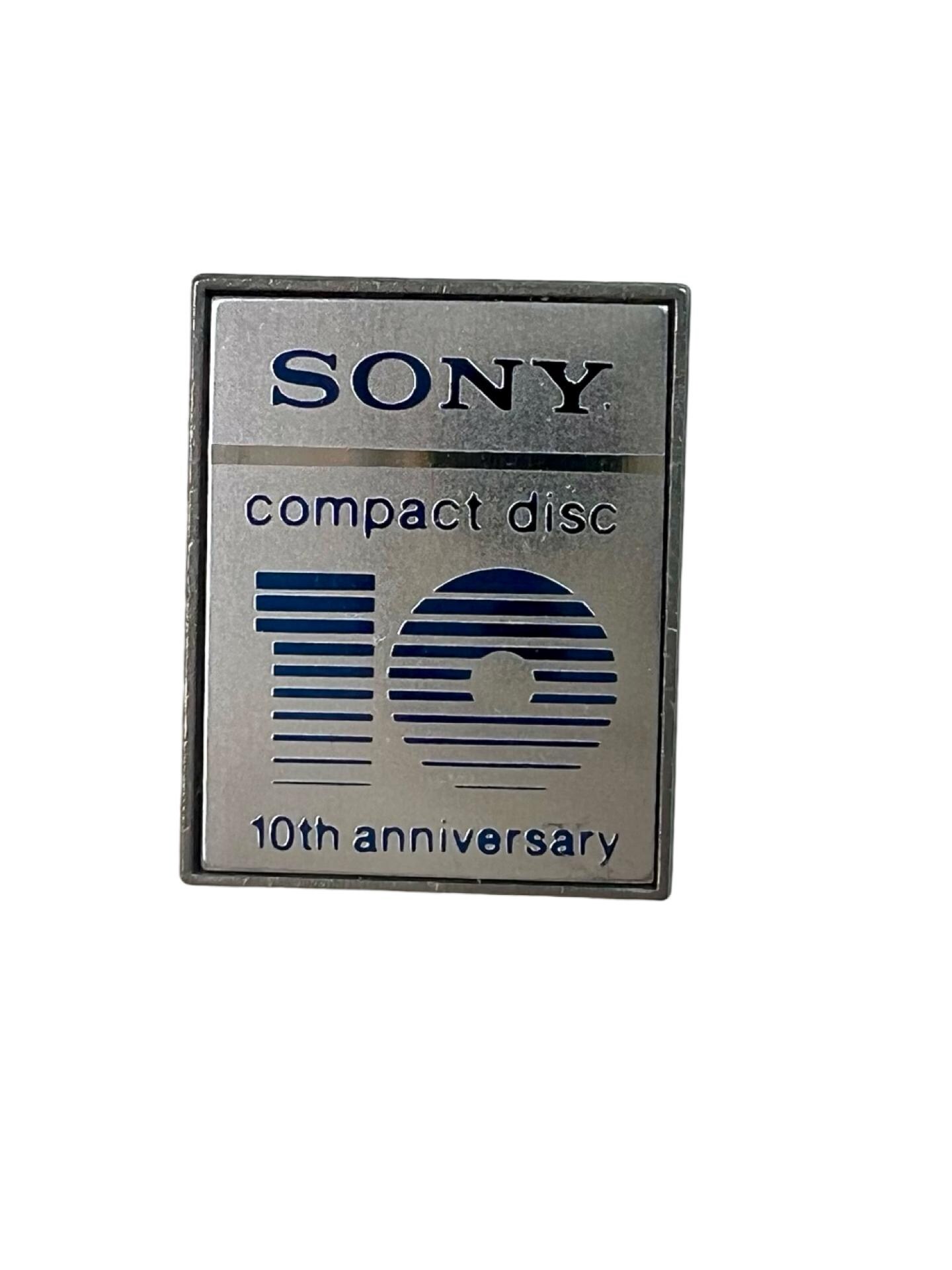 Vintage Sony Compact Disk 10 Jahre Jubiläum Anstecknadel, Geschenk Für Retro Tech Fan von PinsAndSins