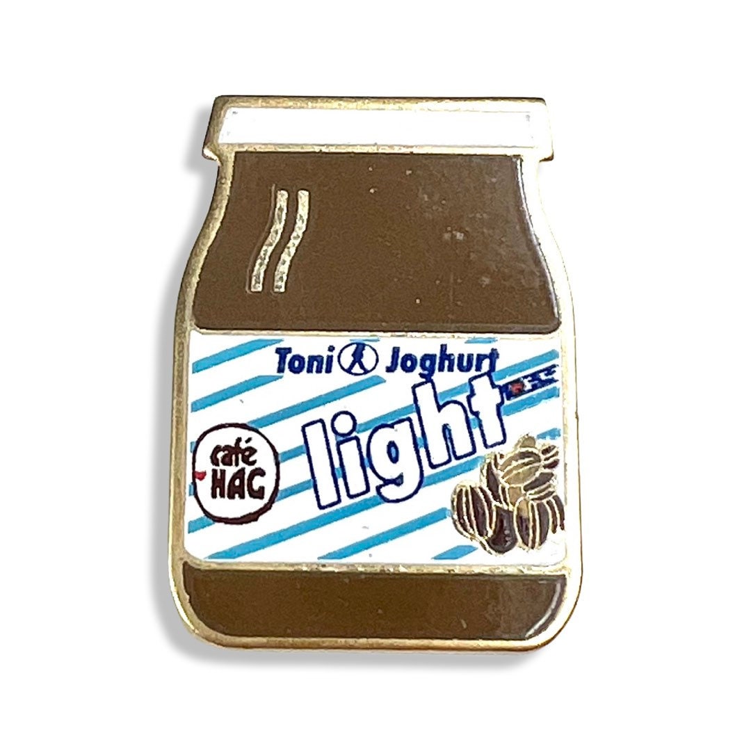 Vintage Toni Joghurt Light Cafe Hag Geschmack Pin, Miniatur Essen Krawattennadel Pinback Button von PinsAndSins